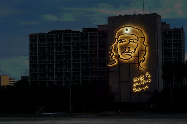 Iluminación de la silueta del Ché en la plaza de la revolución