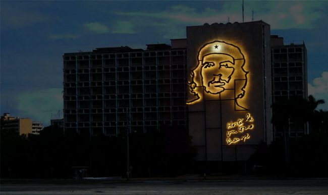 Iluminación de la silueta del Ché en la plaza de la revolución